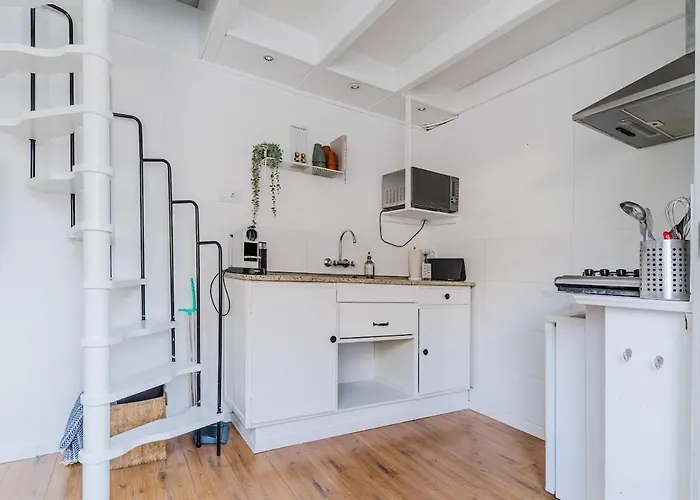 Bloei Aan Zee 200 M From Sea And Center Holiday home