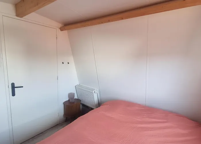 Bloei Aan Zee 200 M From Sea And Center Holiday home